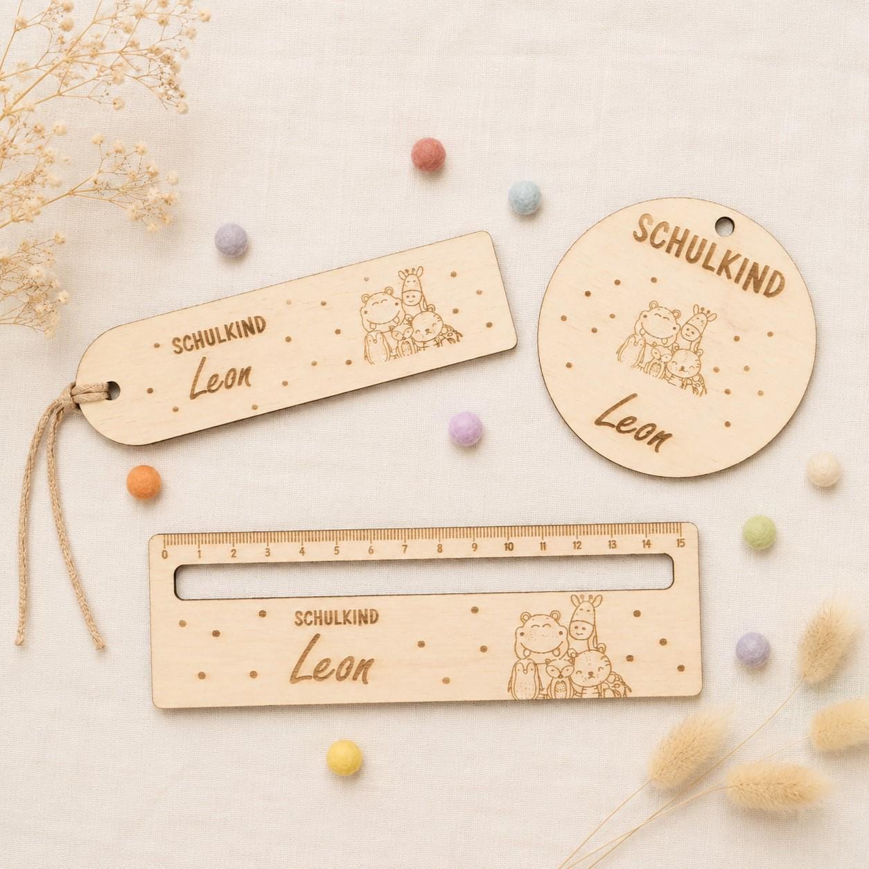 Personalisiertes Einschulungs Set Tiere mit Namen aus Holz Lesehilfe Lesezeichen Schultüten Anhänger Geschenk Schulanfang S2